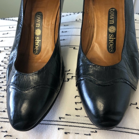 Women's Towne Black Leather Heels - Picture 2 of 3